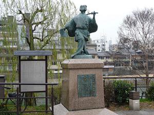 京阪祇園四条駅の近くにある出雲の阿国の像