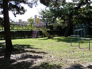 淀城跡内は公園となっています。