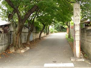 坂上田村麻呂墓と刻まれた入口