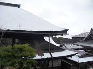 雪が積もった清水寺の本堂