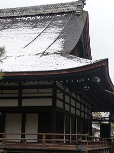 宸殿の屋根の雪