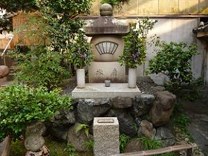 誓願寺の扇塚