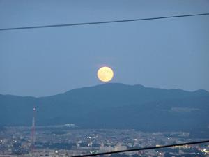 山から顔を出した満月