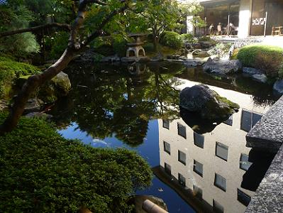 池に映る京都平安ホテル