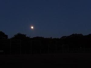 グラウンド付近から見る月