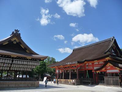 青空と八坂神社