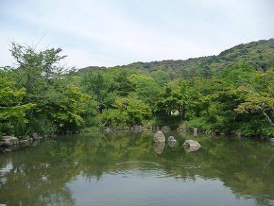 池と山
