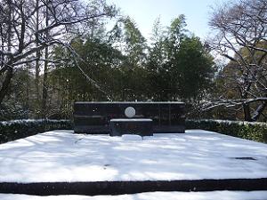 雪が積もるエジソン記念碑