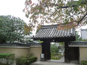 禅居庵の山門