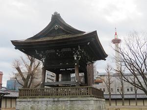 鐘楼と京都タワー