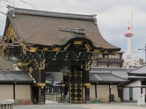 阿弥陀堂門と京都タワー