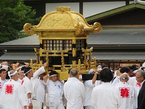 ゆっくりと進む東御座の神輿