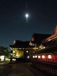 社殿と月