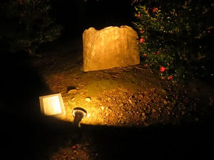 ライトアップされた石碑