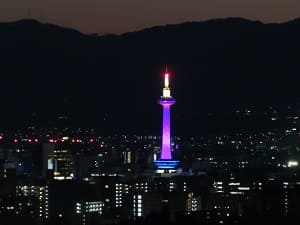 ライトアップされた京都タワー