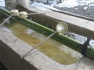 凍った手水鉢の水
