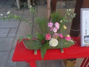 竹に飾られた花
