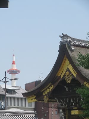 京都タワーと阿弥陀堂門