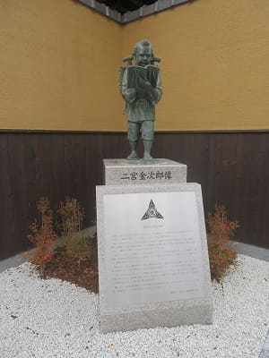 二宮金次郎像と植松小学校の碑