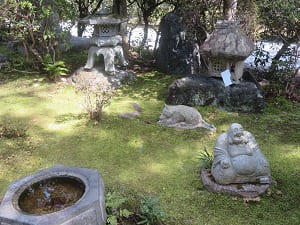 苔の庭の石像