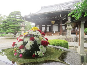 花噴水と仏殿
