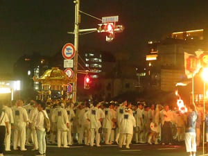 四条大橋に到着した中御座の神輿