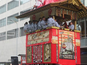 西に進む函谷鉾