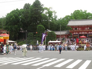 西楼門前を通過する行列