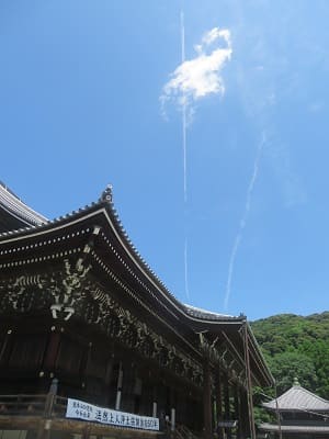 御影堂と飛行機雲