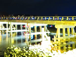 夜の渡月橋