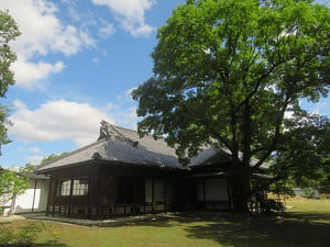 収納展示館と秋空