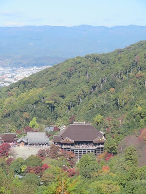 清水の舞台と山々