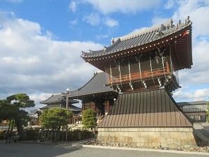 鐘楼と冬空