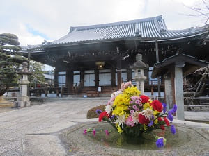 花噴水と仏殿