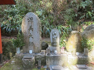 源美大師（左）と豊吉大明神（右）