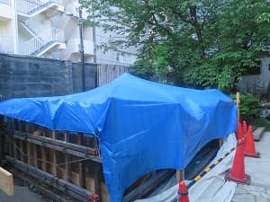修復工事中の十九所権現