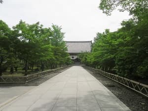 参道と金堂
