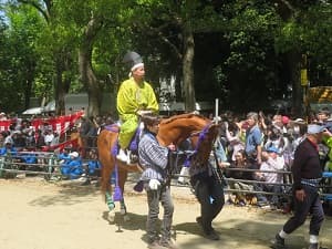 鳥居に向かう馬
