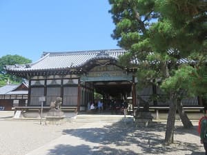 割拝殿