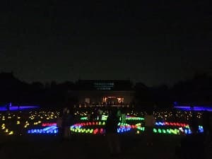 ライトアップされた境内