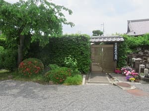 墓地の入り口