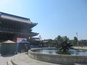 御影堂門と噴水