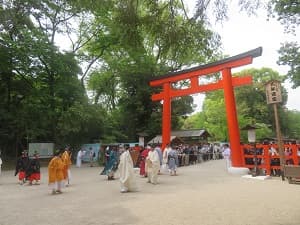 鳥居をくぐる