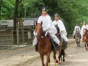 戻ってくる馬