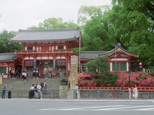 西楼門とサツキ