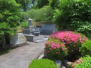 サツキと供養塔