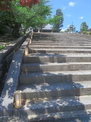 石段と行燈