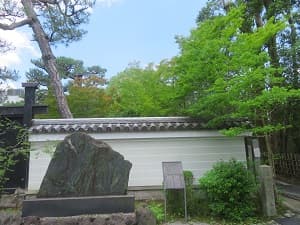 歌碑とカエデ