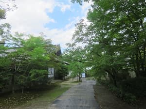 境内の東側