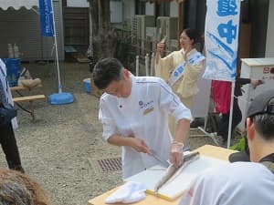 鱧をさばく